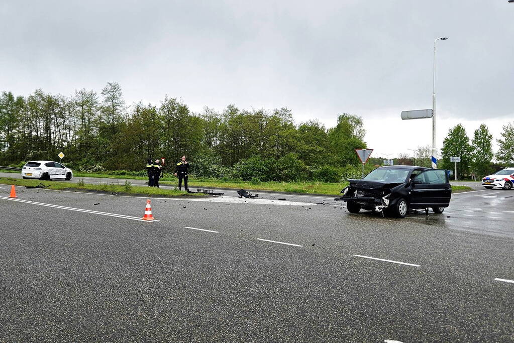 Twee voertuigen botsen op kruising