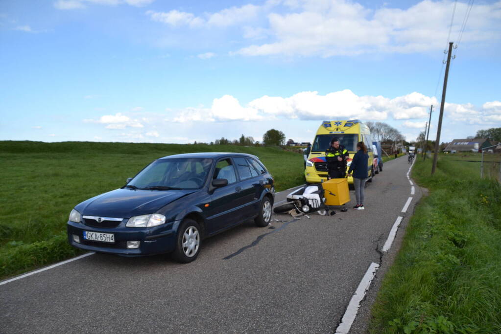 Pizzabezorger klapt achterop personenauto