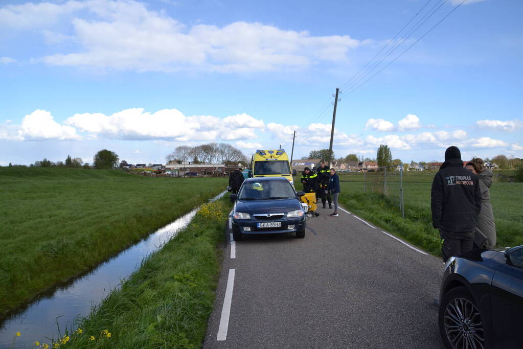 Pizzabezorger klapt achterop personenauto