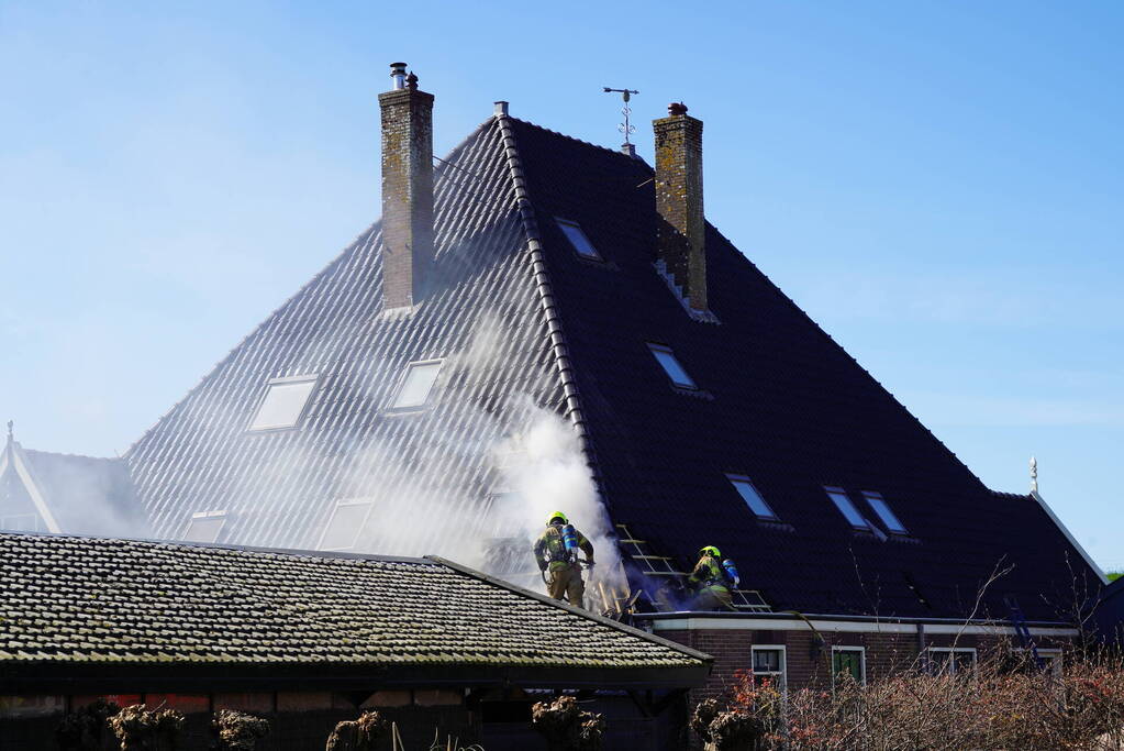 Rieten dak zorgt voor uitslaande brand