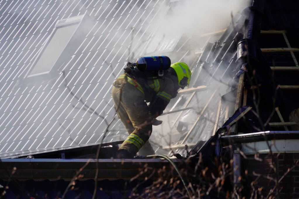 Rieten dak zorgt voor uitslaande brand