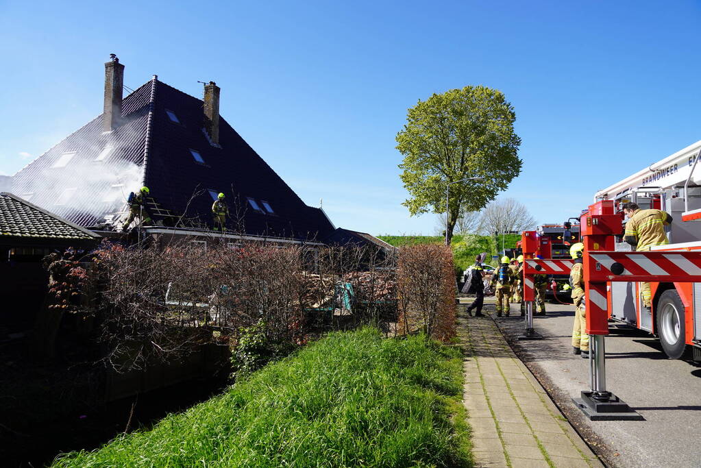 Rieten dak zorgt voor uitslaande brand