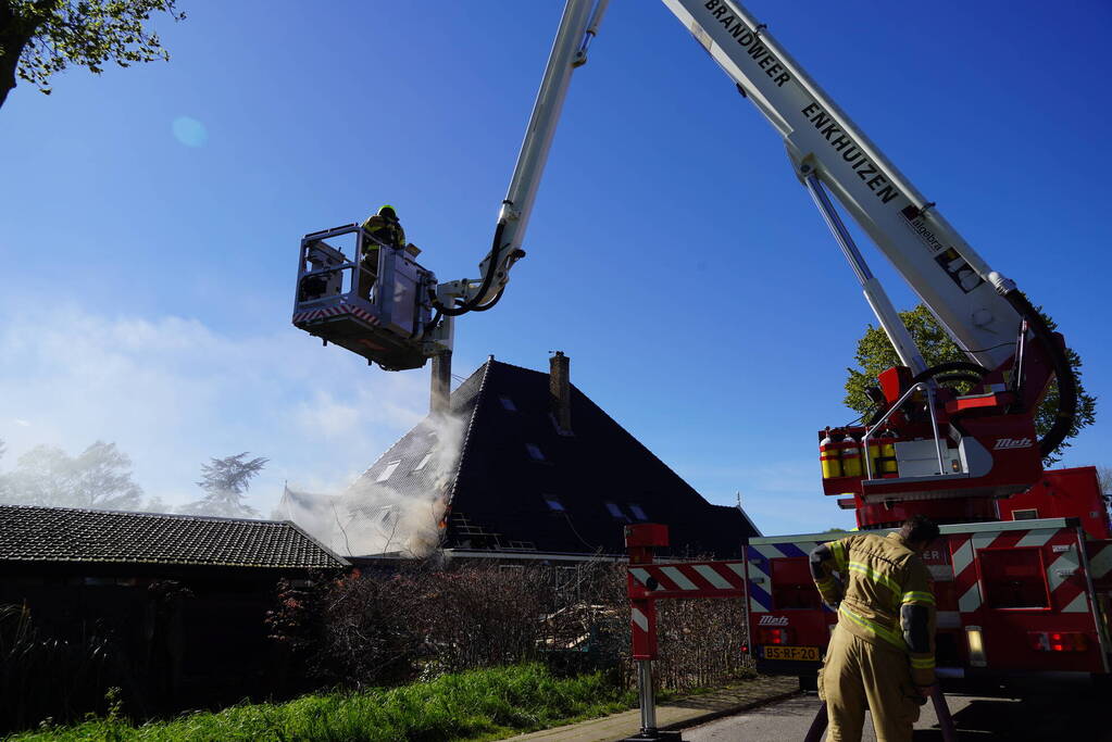 Rieten dak zorgt voor uitslaande brand