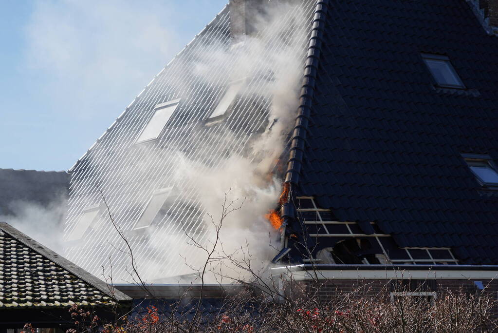 Rieten dak zorgt voor uitslaande brand