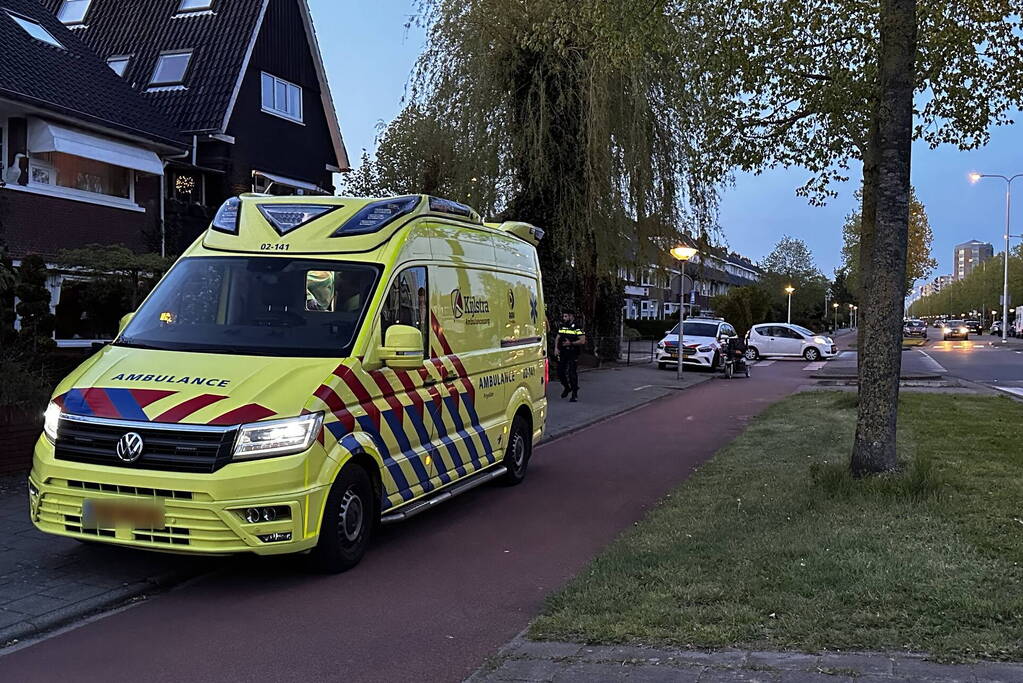 Scooter en scootmobiel raken elkaar op kruispunt