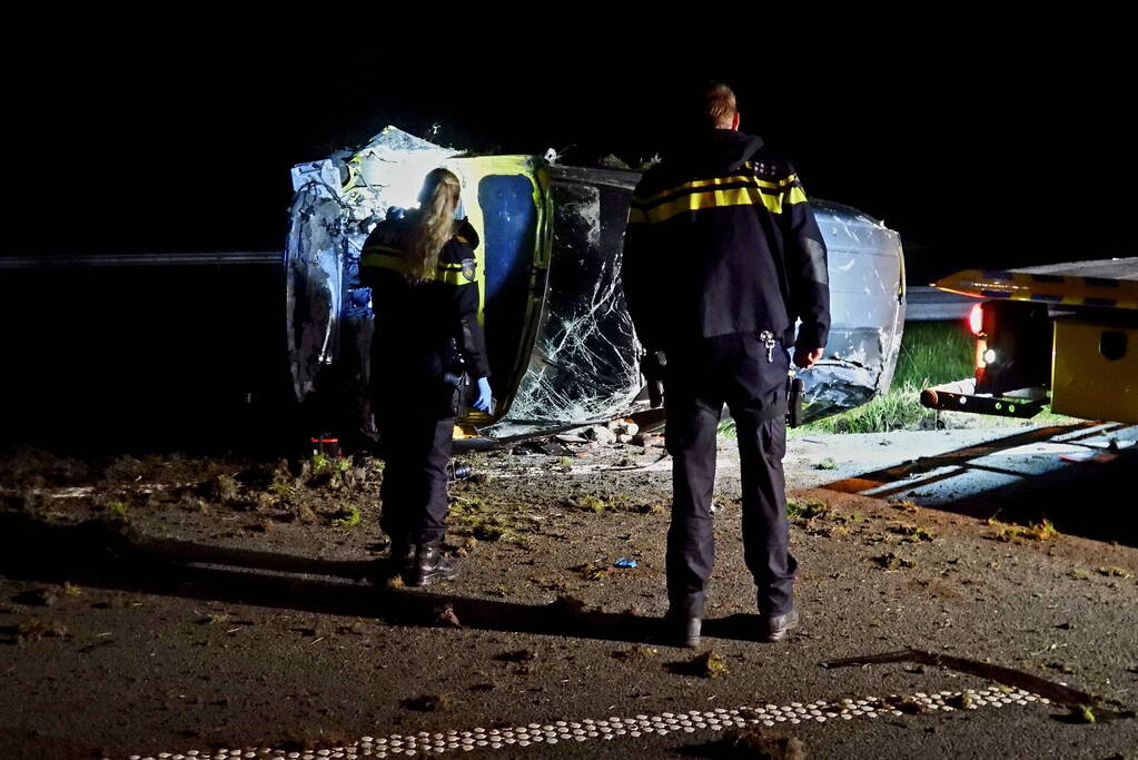 Auto raakt macht over stuur kwijt en belandt op zijkant