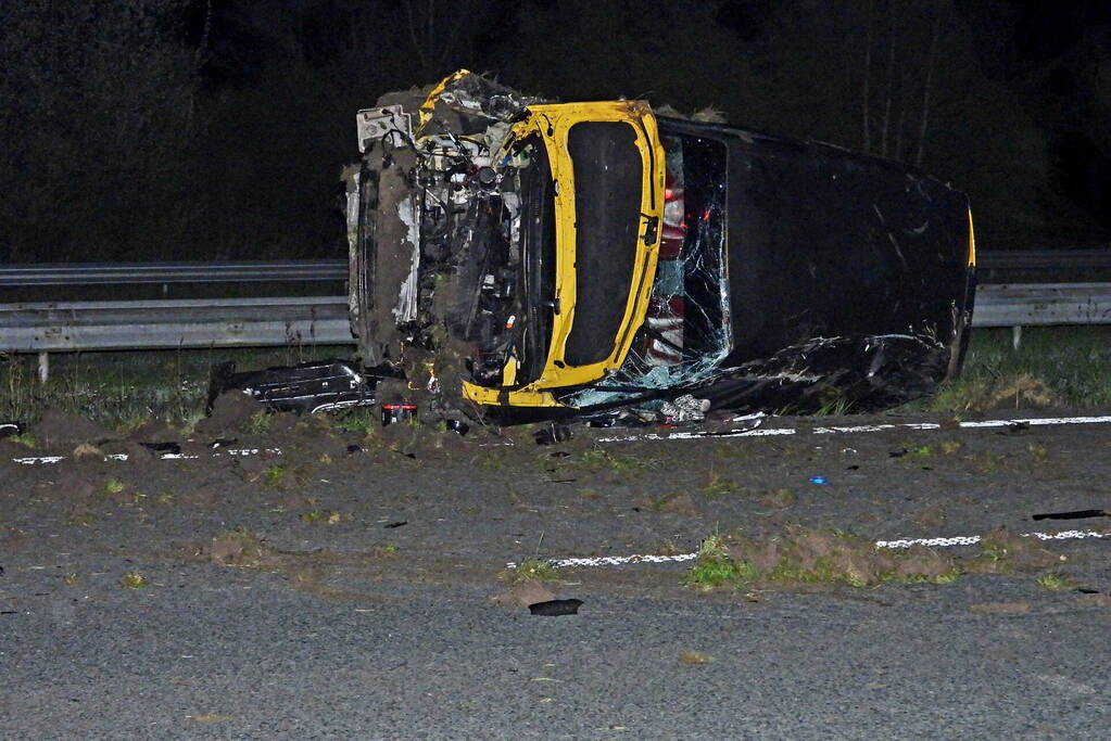 Auto raakt macht over stuur kwijt en belandt op zijkant