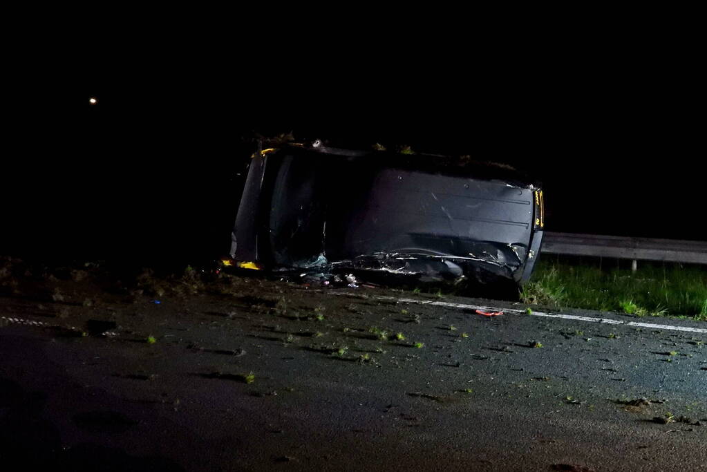 Auto raakt macht over stuur kwijt en belandt op zijkant