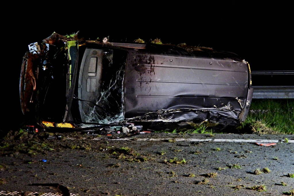 Auto raakt macht over stuur kwijt en belandt op zijkant