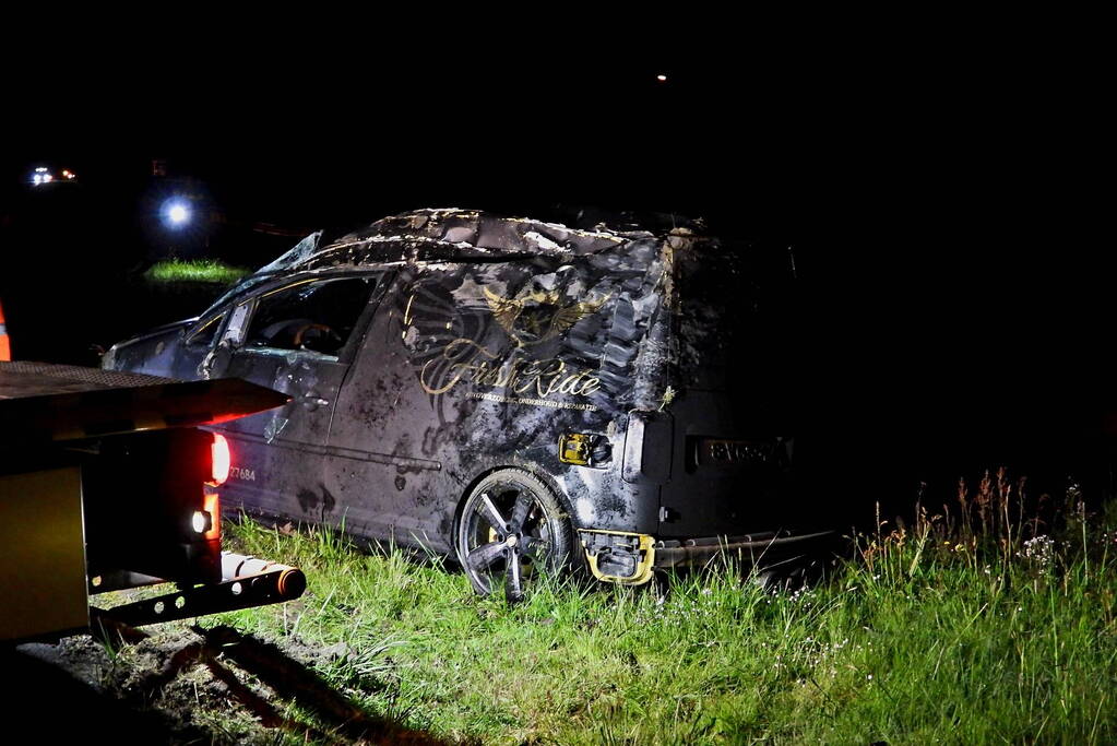 Auto raakt macht over stuur kwijt en belandt op zijkant