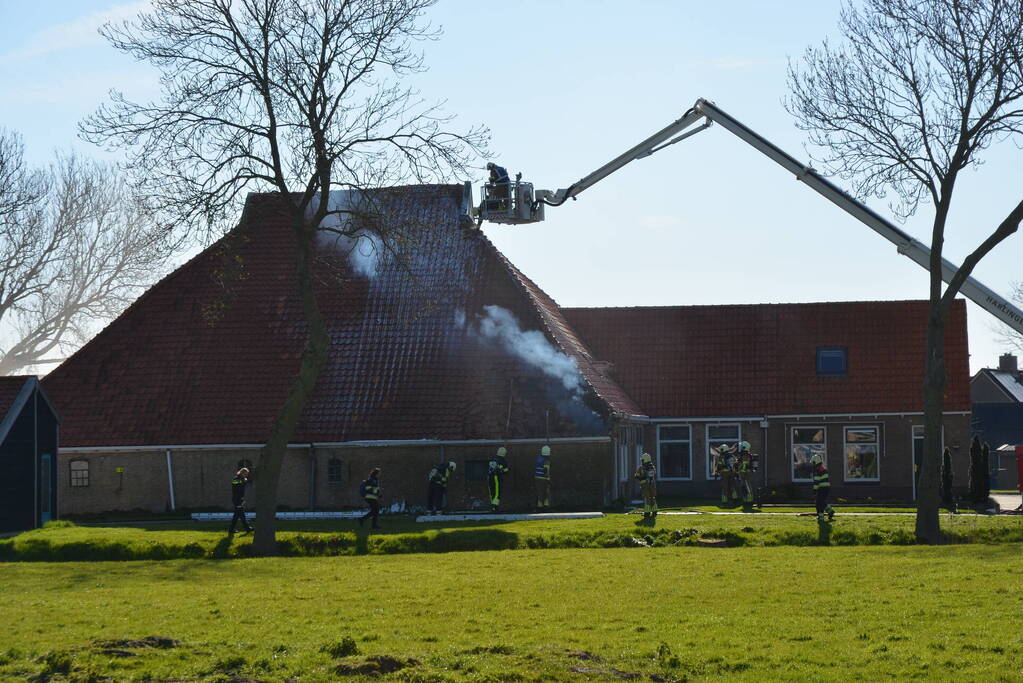 Brand in dak van woonboerderij