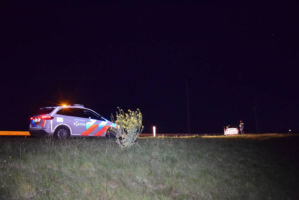 Dronken bestuurder loopt ijskoude Oosterschelde in na controle