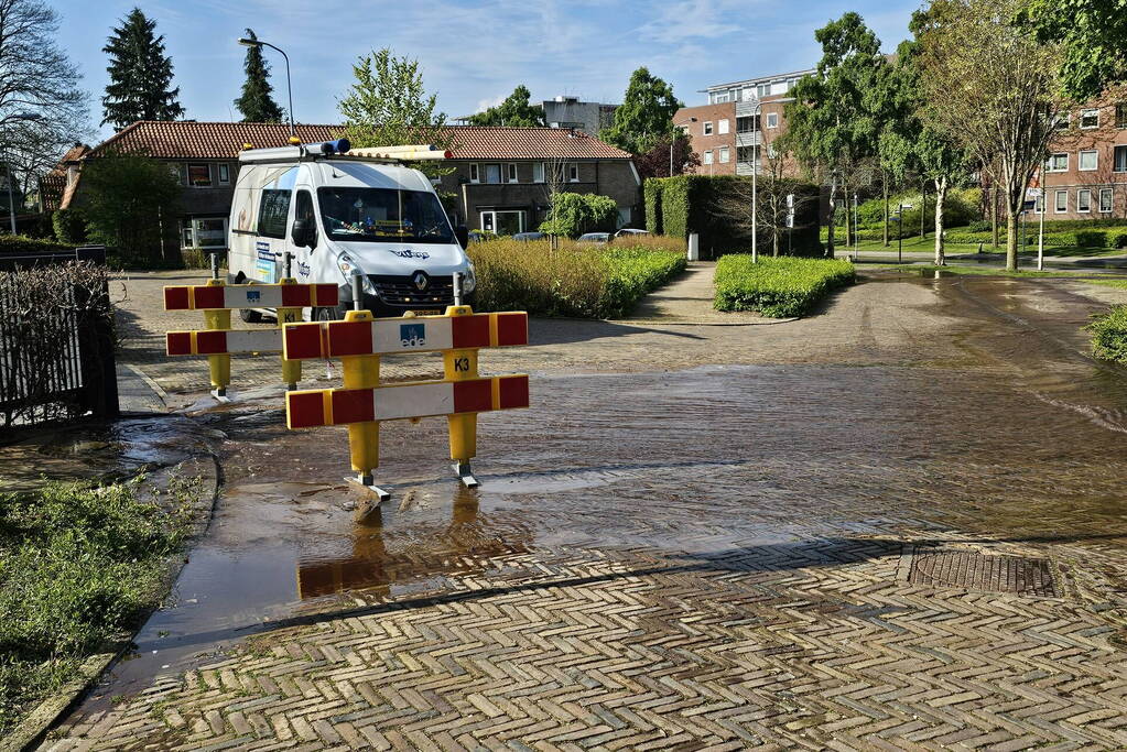 Straat onder water door leidingbreuk