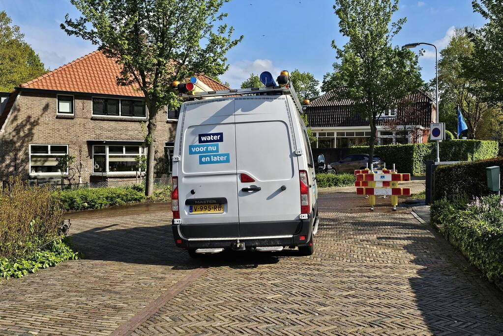 Straat onder water door leidingbreuk