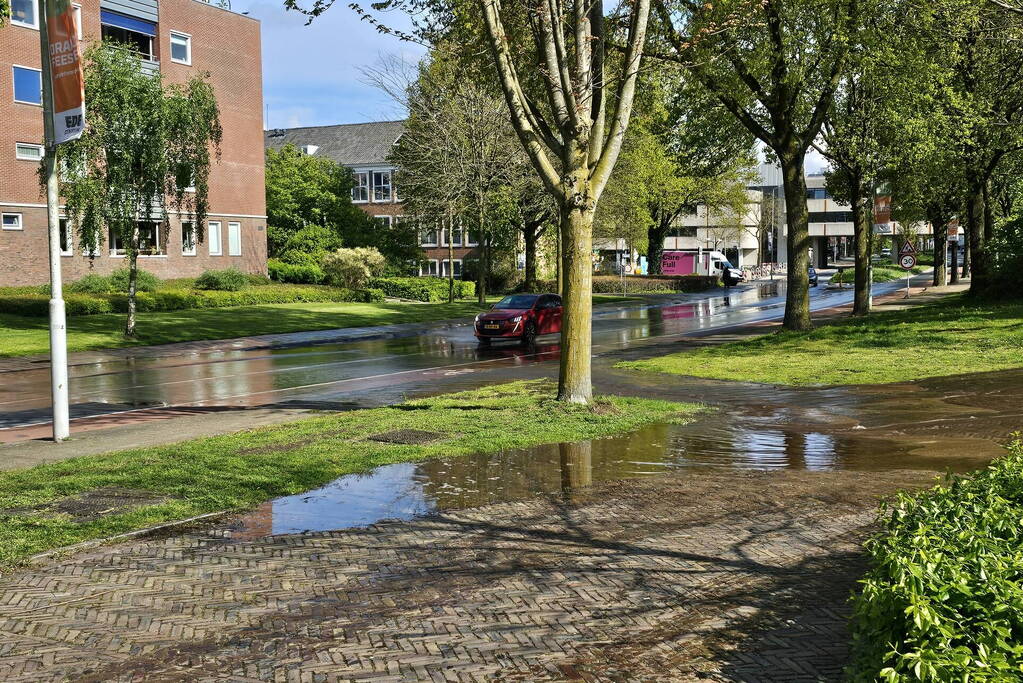 Straat onder water door leidingbreuk