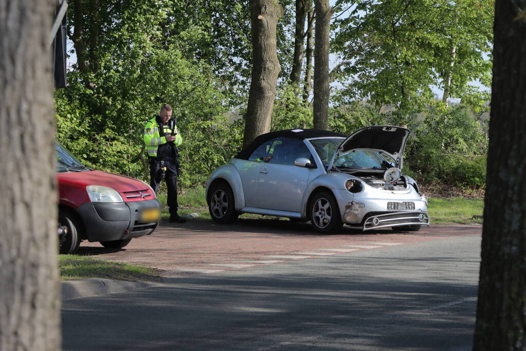 Gewonde na aanrijding tussen auto en vrachtwagen