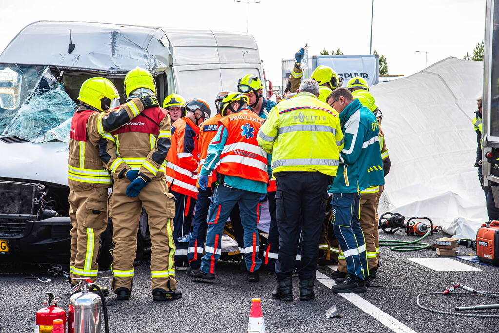 Ernstig ongeval tussen bestelbus en vrachtwagen