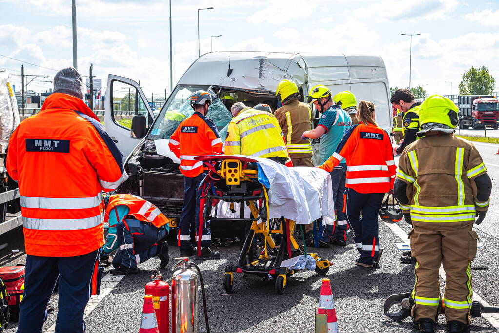 Ernstig ongeval tussen bestelbus en vrachtwagen