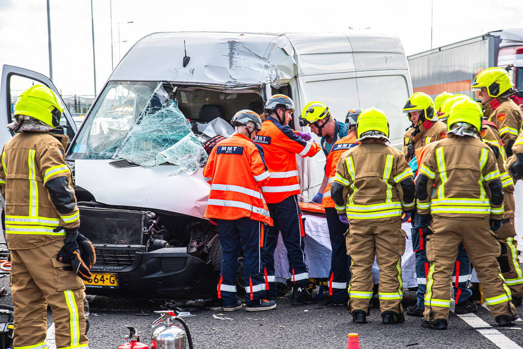 Ernstig ongeval tussen bestelbus en vrachtwagen