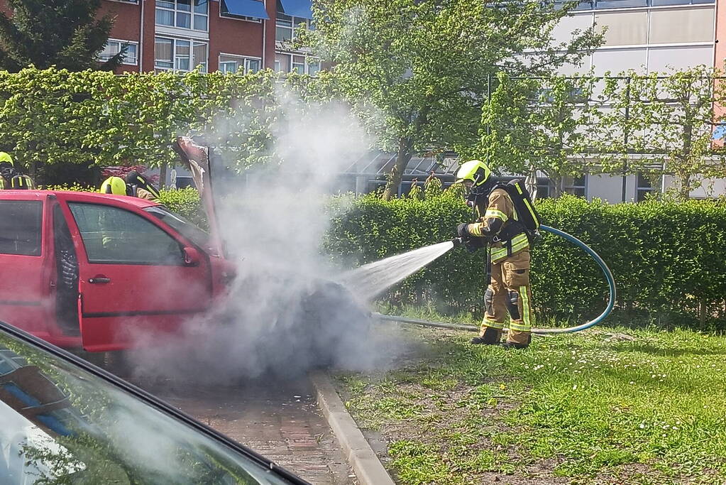 Veel rookontwikkeling bij autobrand