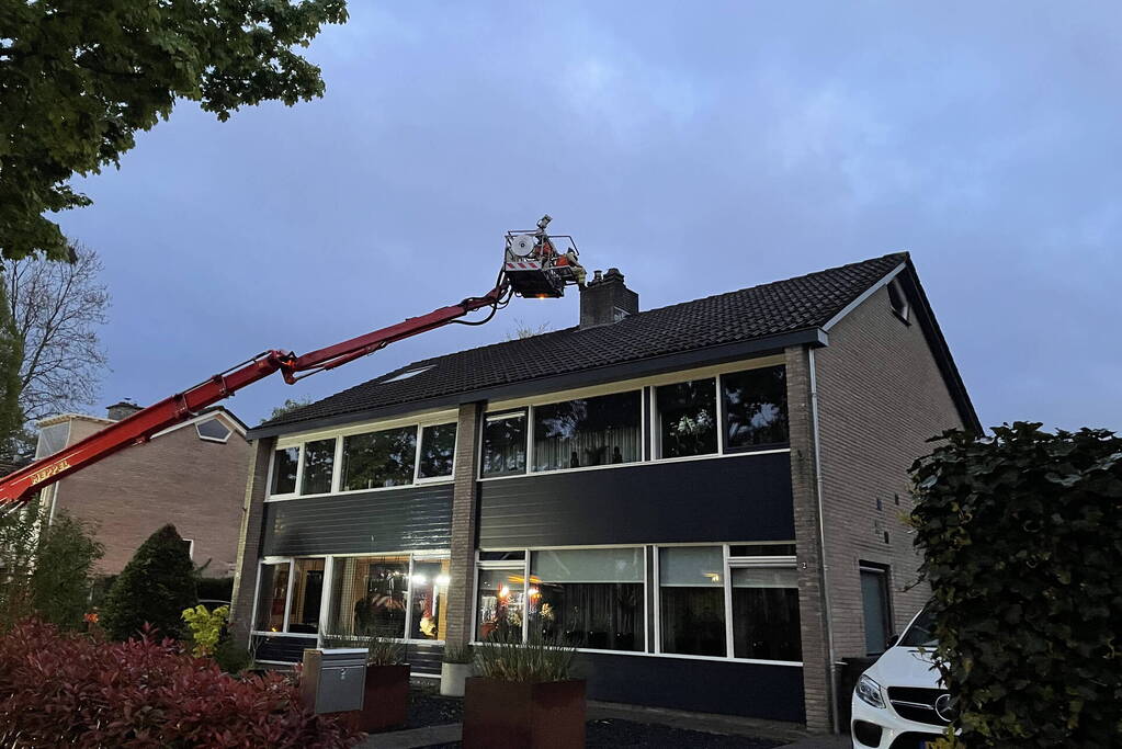 Brand in schoorsteen snel onder controle