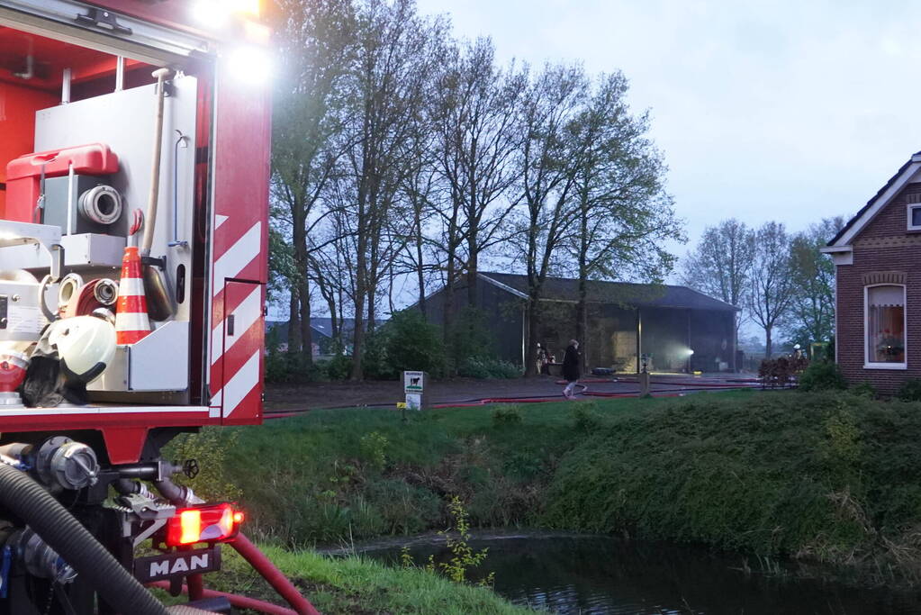 Jongvee gered tijdens trekkerbrand in kapschuur