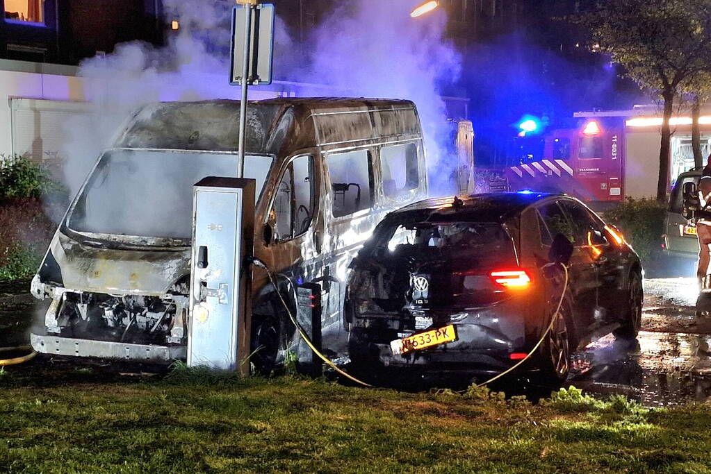 Personenbus verzorgingshuis verwoest door brand