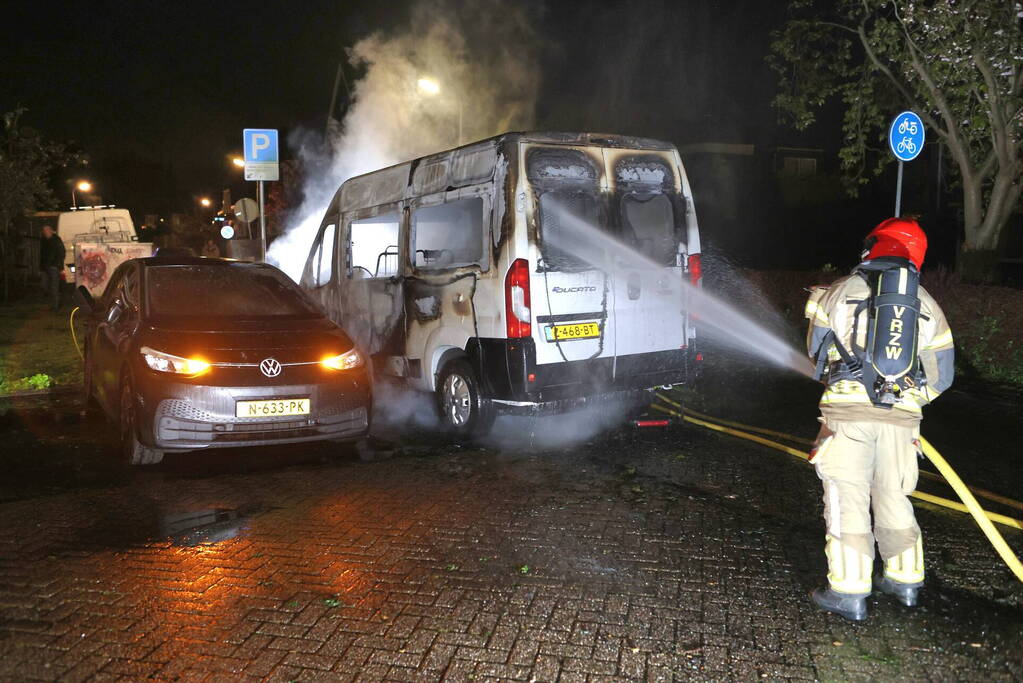 Personenbus verzorgingshuis verwoest door brand