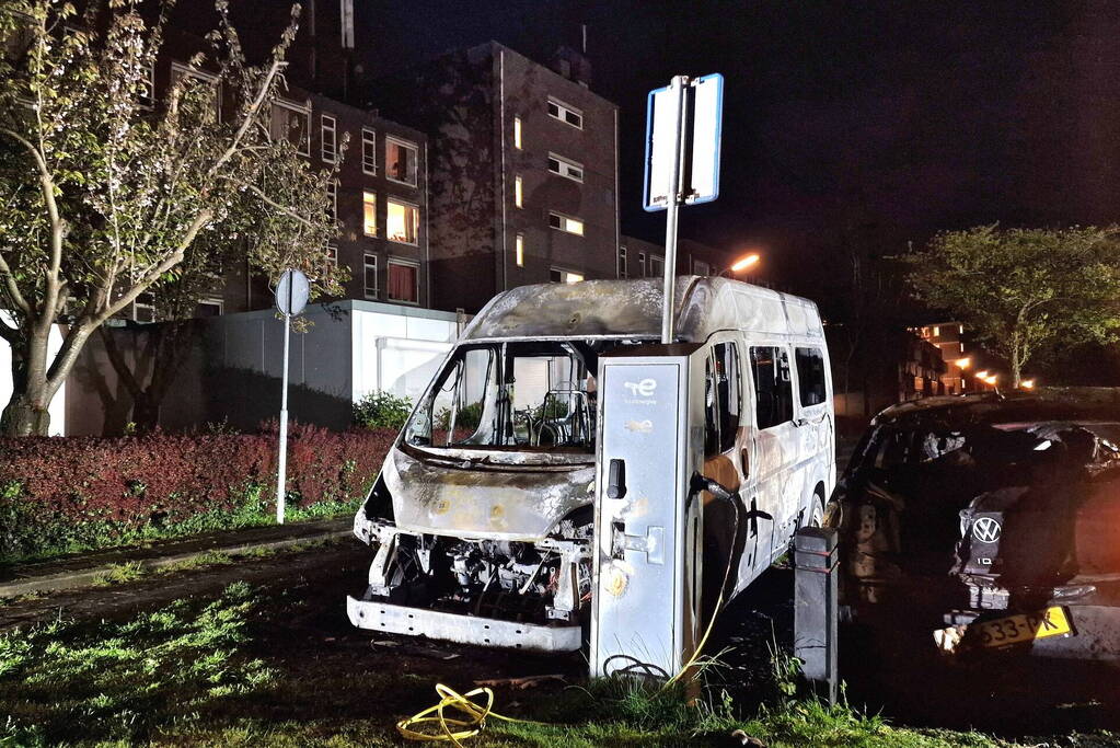 Personenbus verzorgingshuis verwoest door brand