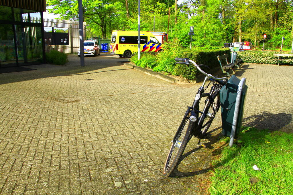 Brandweerlieden schieten te hulp bij ongeval