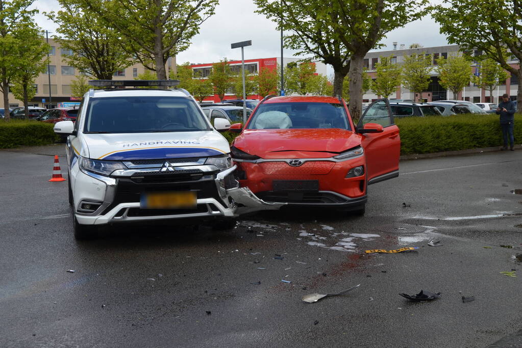 Handhavers betrokken bij auto-ongeluk