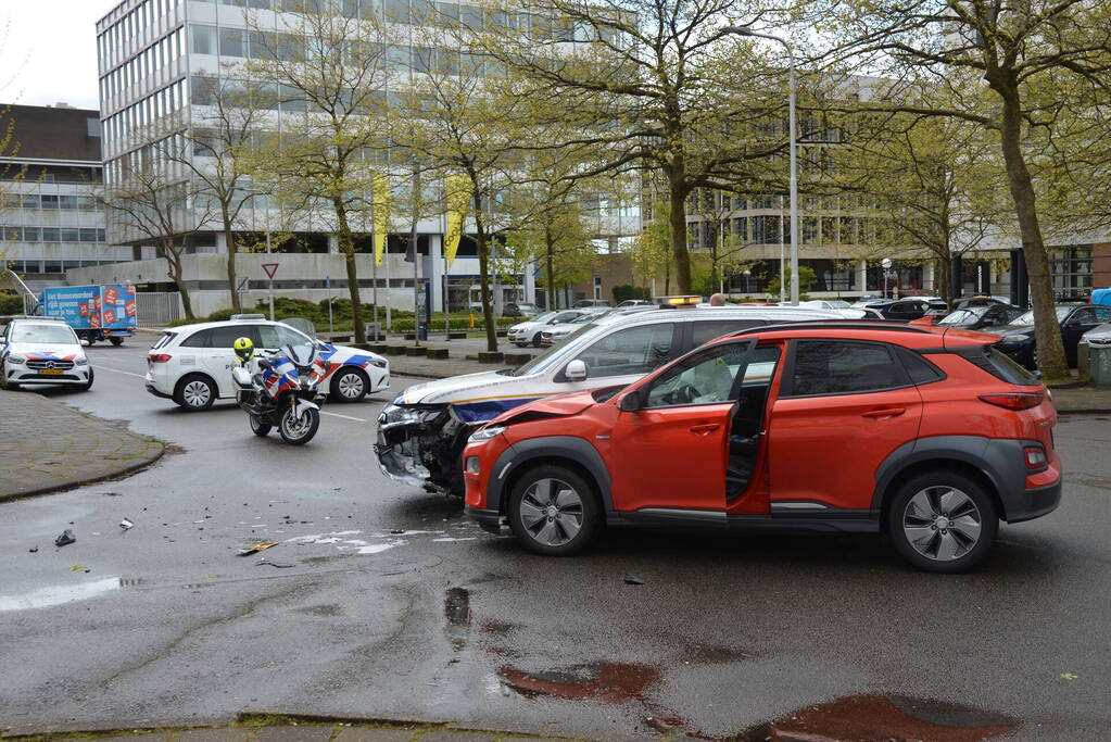 Handhavers betrokken bij auto-ongeluk