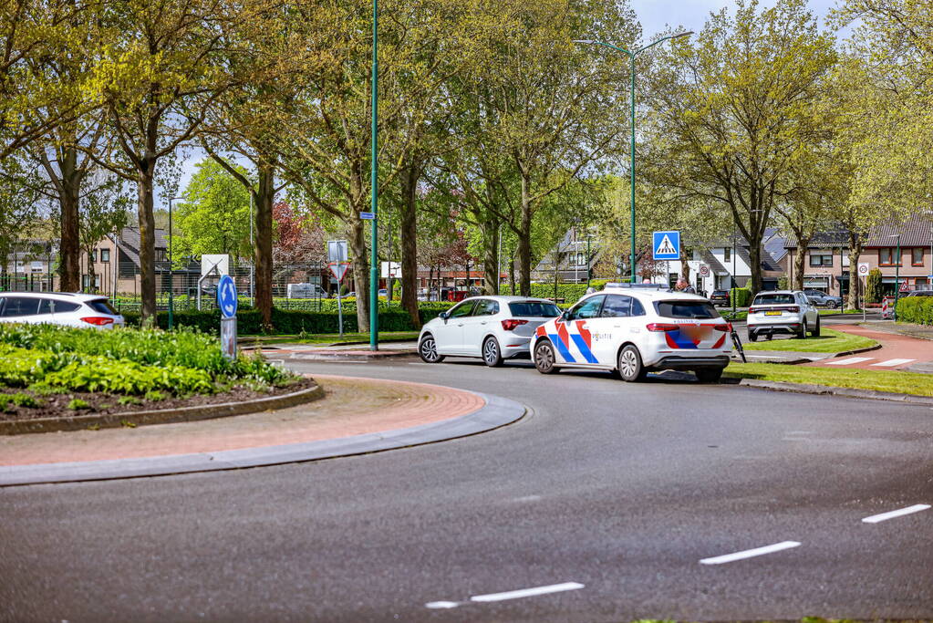 Wéér een fietser aangereden op beruchte rotonde