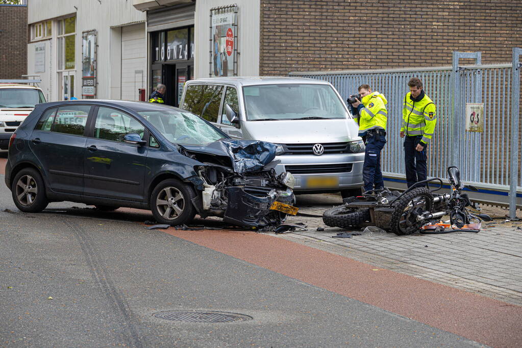 Motorrijder naar ziekenhuis na botsing