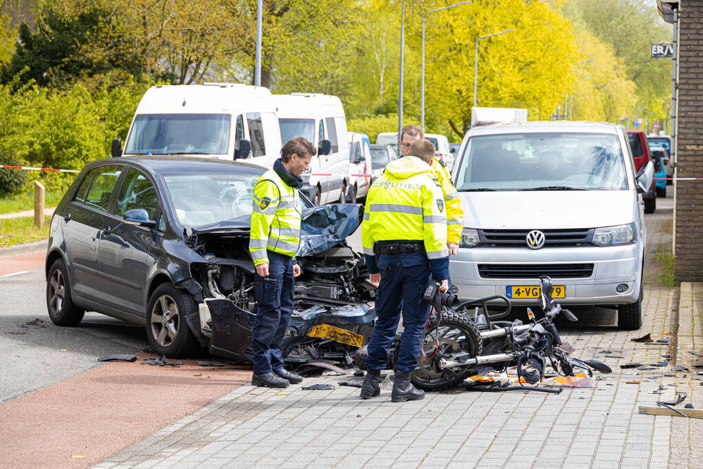 Motorrijder naar ziekenhuis na botsing