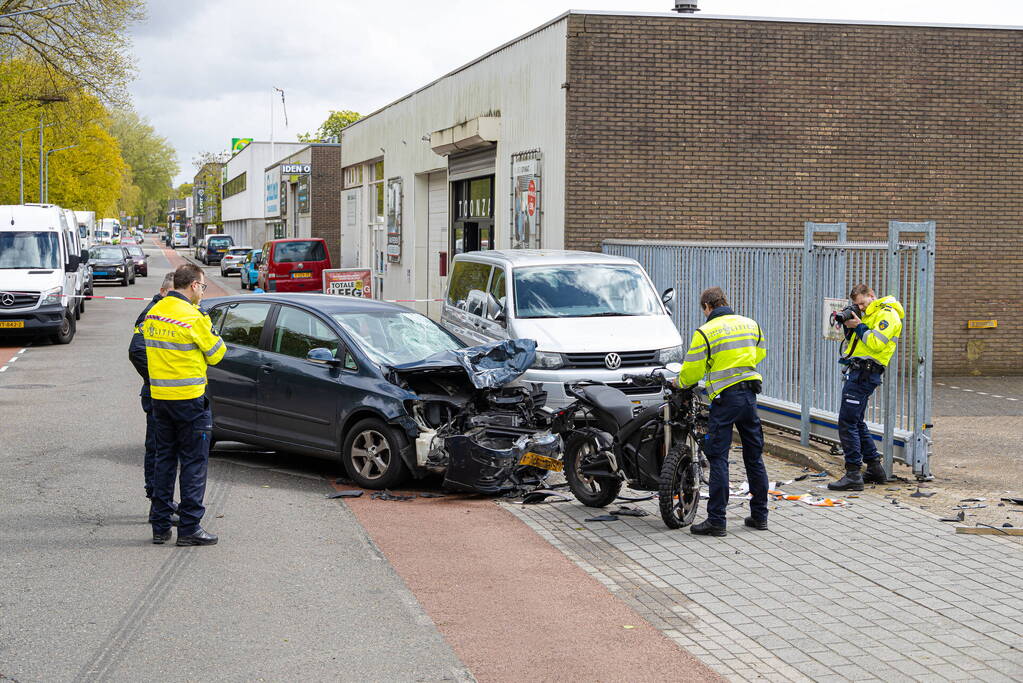 Motorrijder naar ziekenhuis na botsing