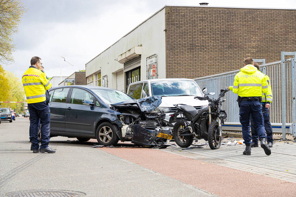 Motorrijder naar ziekenhuis na botsing