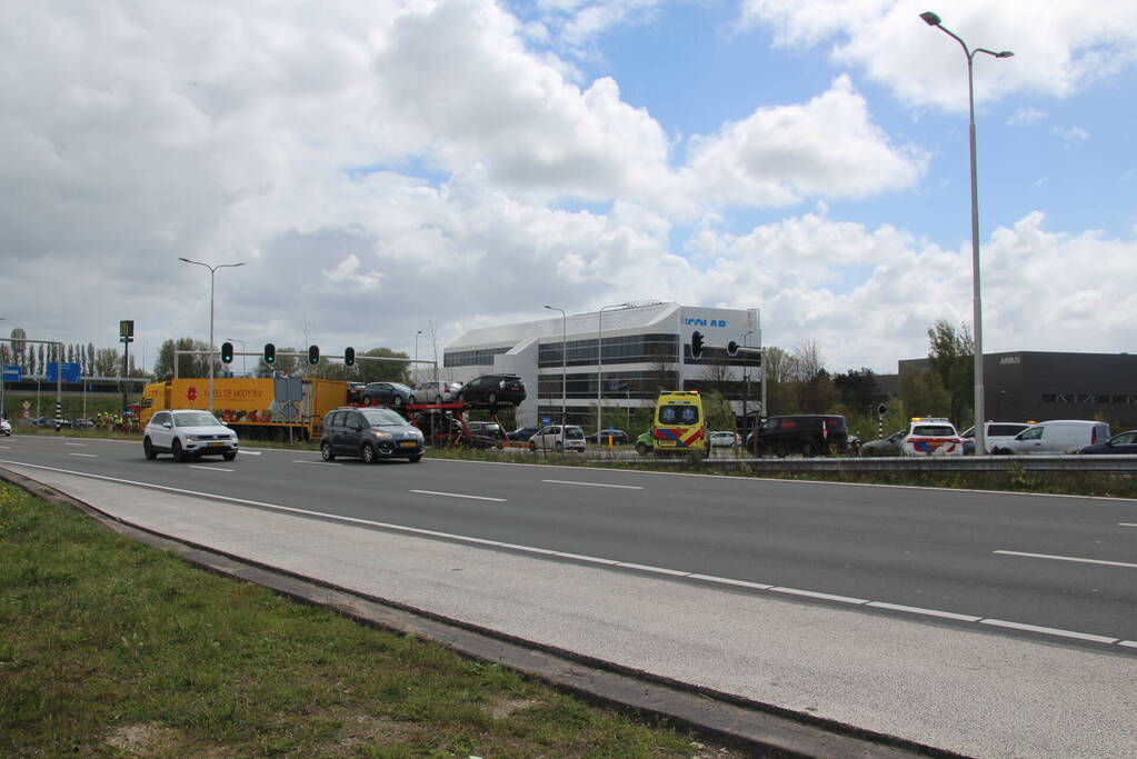 Vrachtwagen botst achterop personenauto