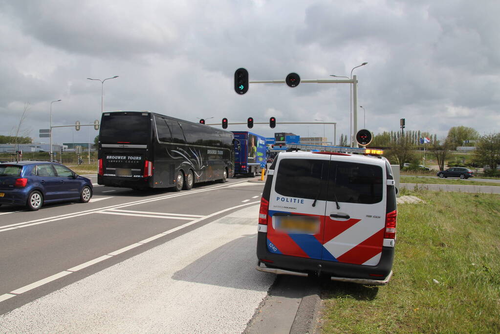 Vrachtwagen botst achterop personenauto