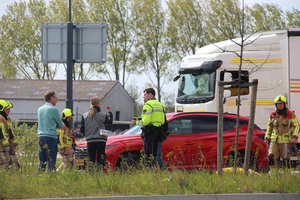 Vrachtwagen botst achterop personenauto