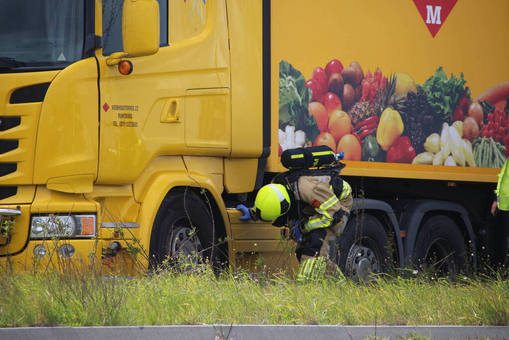 Vrachtwagen botst achterop personenauto