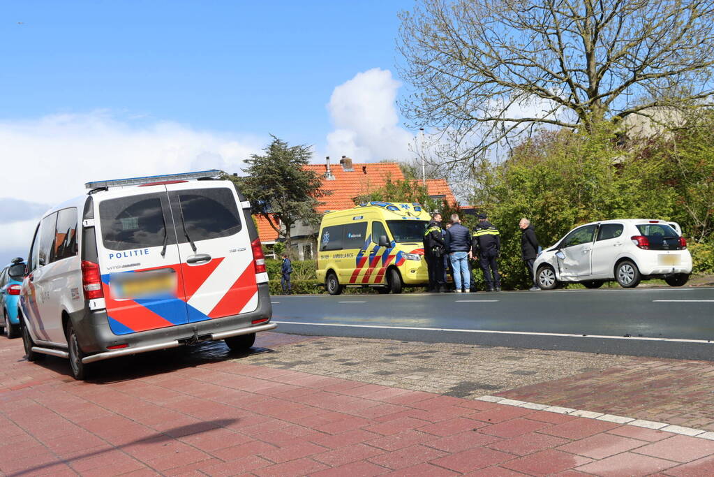 Twee voertuigen beschadigd bij botsing