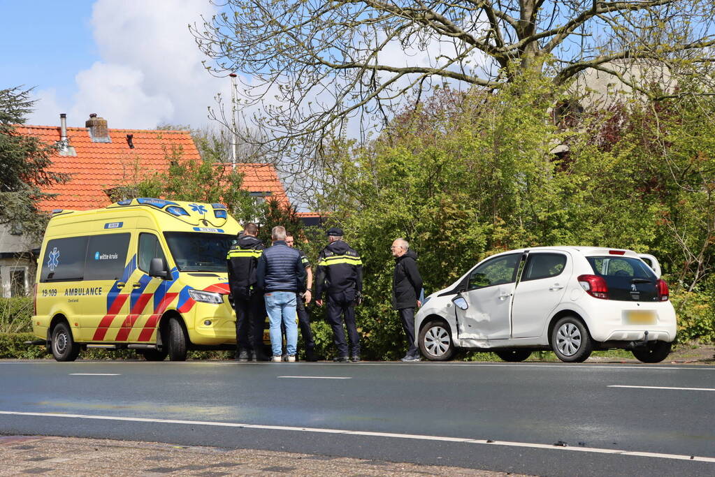 Twee voertuigen beschadigd bij botsing