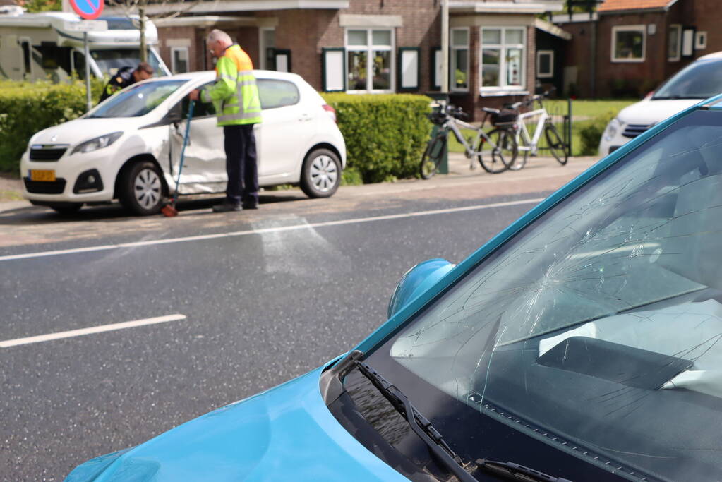 Twee voertuigen beschadigd bij botsing