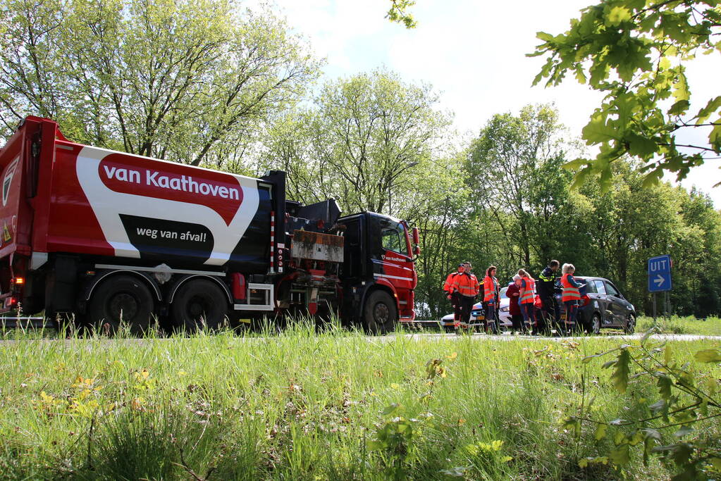 Vuilniswagen botst tegen auto