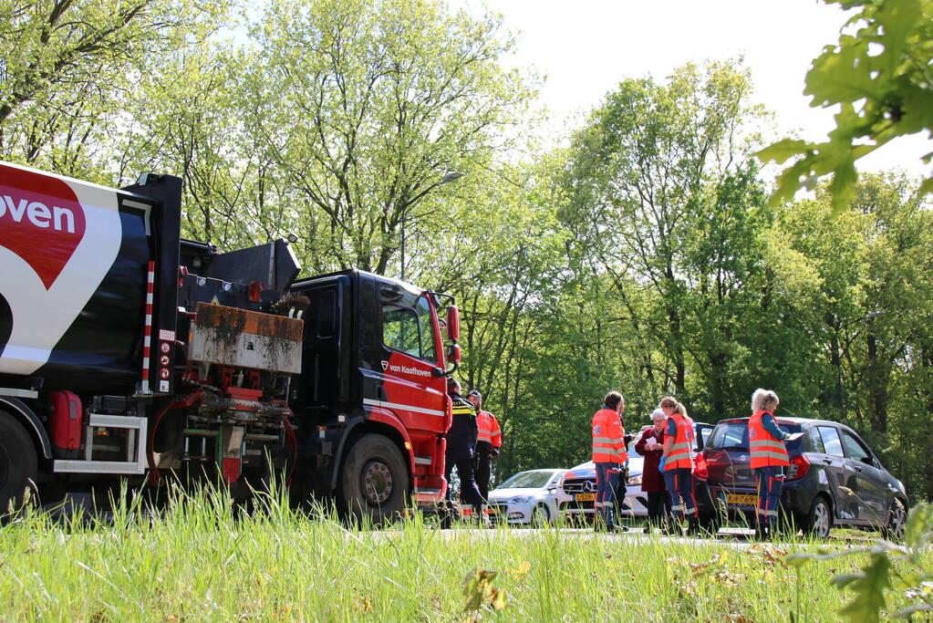 Vuilniswagen botst tegen auto