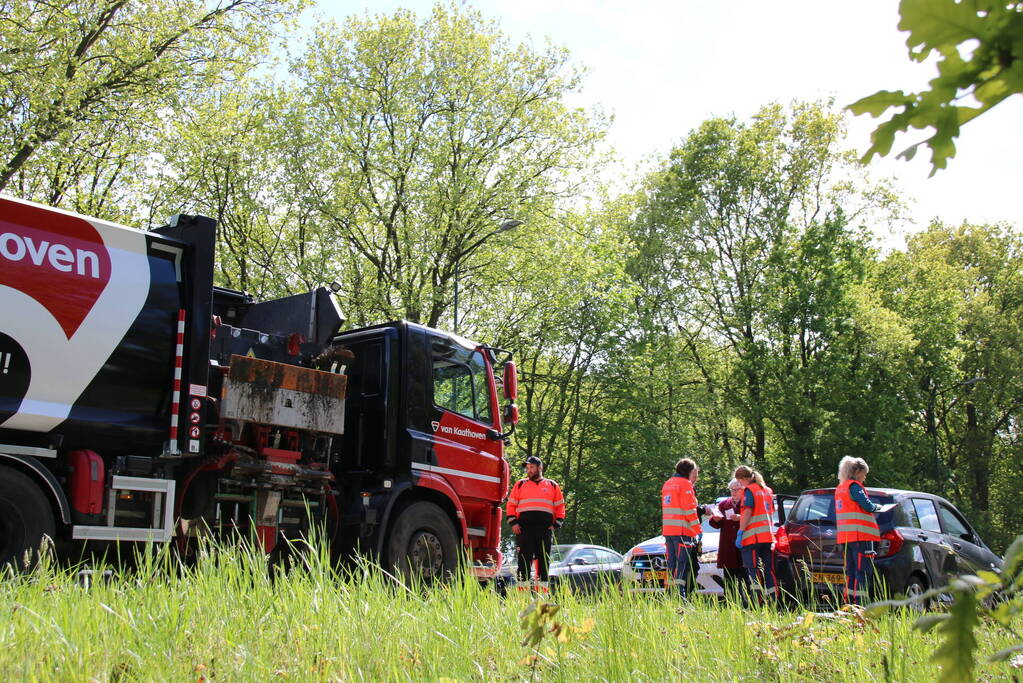 Vuilniswagen botst tegen auto