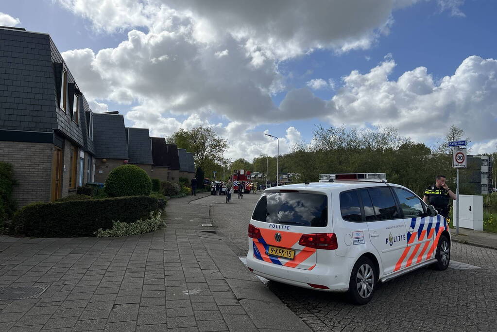 Brandweer blust woningbrand