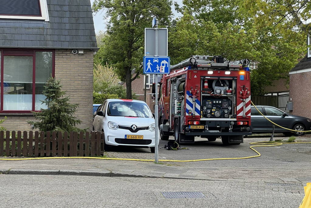 Brandweer blust woningbrand