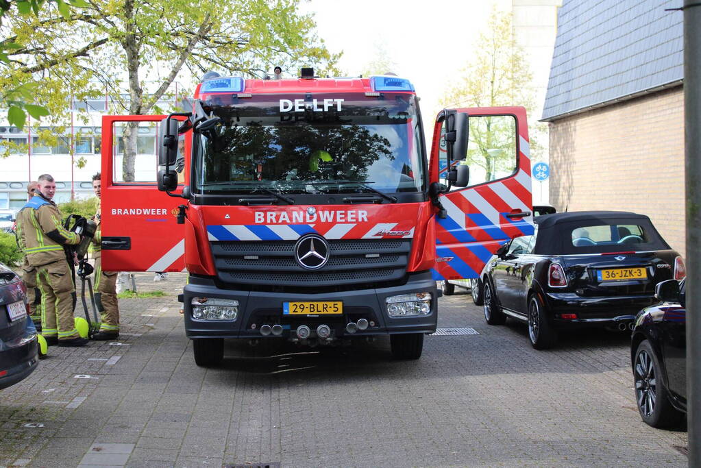 Brandweer blust woningbrand